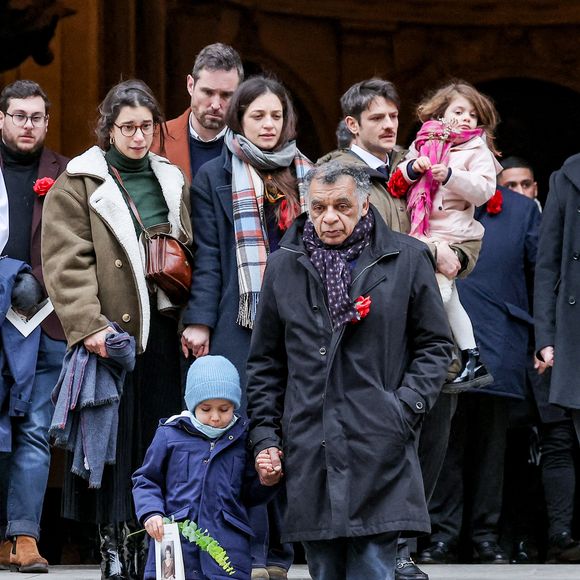 Pia Laborde et Gabrièle Laborde, les filles de C.Laborde, et leur père Jimmy, son petit-fils Saul, Thomas Stern, le mari de la défunte - Sortie des obsèques de Catherine Laborde en l’église Saint-Roch à Paris, le 6 février 2025. Décédée le 28 janvier 2025 à l'âge de 73 ans, l'ancienne présentatrice météo de TF1 (1988 - 2017) était atteinte de la maladie neurodégénérative à corps de Lewy. 
© Jacovides - Moreau / Bestimage