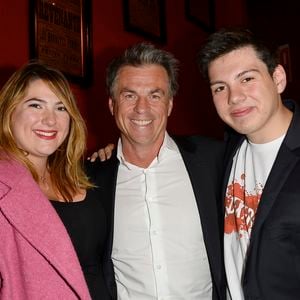 Bruno Gaccio et ses enfants Charlotte Gaccio et Enzo Gaccio dans les backstages de la 150ème représentation de la pièce "Je préfère qu'on reste amis" au Théâtre Antoine à Paris le 5 novembre 2014.

COADIC GUIREC / BESTIMAGE