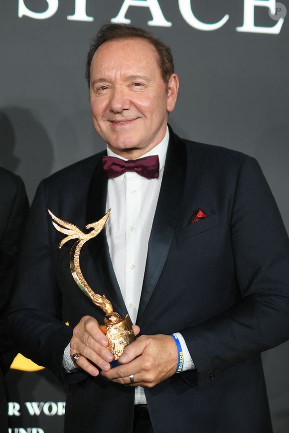 "C'est très agréable d'être de retour", a assuré l'acteur, relate "Nice Matin". "Je me sens entouré de tant d'affection", d'"amour" et de "soutien". "Je suis content de travailler" à nouveau.

Kevin Spacey - Soirée de gala "Better World Fund" à l'hôtel Carlton lors du 78ème Festival International du Film de Cannes le 20 mai 2025. © Lionel Urman/Bestimage