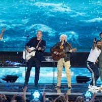 "J’ai été libéré de mon serment" : Depuis que sa femme n'est plus, ce chanteur star des années 60 vit pleinement son histoire avec sa maîtresse de 45 ans sa cadette