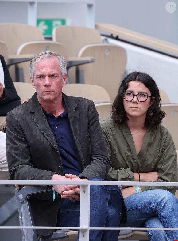Julien Arnaud et sa fille Valentine dans les tribunes lors des Internationaux de France de Tennis de Roland Garros 2025, à Paris, France, le 27 mai 2025. © Jacovides-Moreau/Bestimage