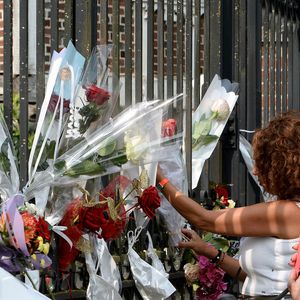 Le jour de ses obsèques, organisées dans la plus stricte intimité, dans la chapelle de sa propriété bien-aimée, à Douchy, des centaines de fans de l'acteur star du "Guépard" s'étaient, à l'époque, massé devant les grilles de son domaine, pour son dernier adieu.


Illustration au domaine de Douchy après l'annonce de la mort de Alain Delon le 18 août 2024. 
L’acteur est mort ce dimanche 18 août au domaine de la Brûlerie, dans le Loiret, sa propriété depuis plus de cinquante ans. Il comptait s’y faire enterrer avec ses chiens.