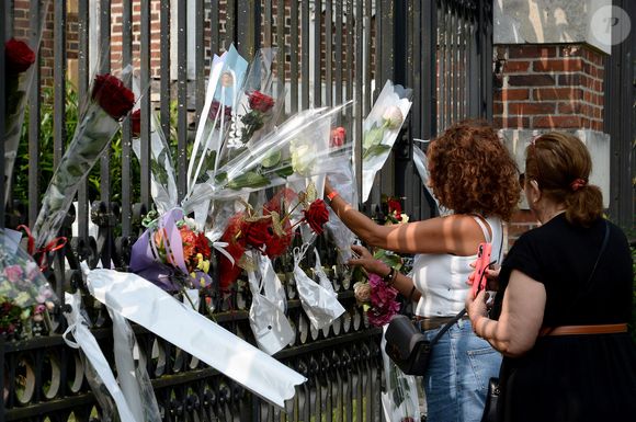 Le jour de ses obsèques, organisées dans la plus stricte intimité, dans la chapelle de sa propriété bien-aimée, à Douchy, des centaines de fans de l'acteur star du "Guépard" s'étaient, à l'époque, massé devant les grilles de son domaine, pour son dernier adieu.


Illustration au domaine de Douchy après l'annonce de la mort de Alain Delon le 18 août 2024. 
L’acteur est mort ce dimanche 18 août au domaine de la Brûlerie, dans le Loiret, sa propriété depuis plus de cinquante ans. Il comptait s’y faire enterrer avec ses chiens.