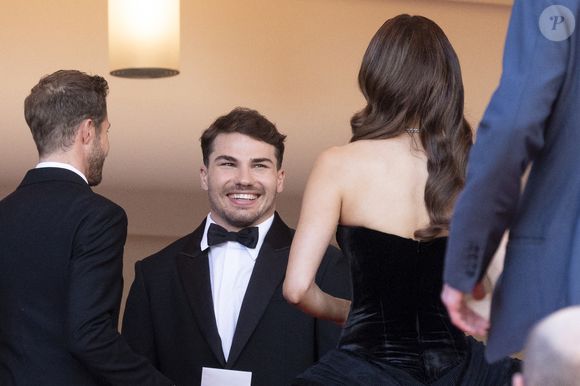 "Je ressens vachement cette pression parce que je me suis séparé à 31 ans et tu vois même moi, je me la mets cette pression du temps, de la société"

Antoine Dupont et Iris Mittenaere - Antoine Dupont et sa compagne Iris Mittenaere se retrouvent sur les marches  du film « Dossier 137 » lors du 78ème Festival International du Film de Cannes le 15 mai 2025.
© Jacovides / Moreau / Bestimage
