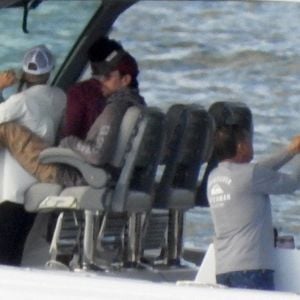 Ainsi, la grande famille va encore s'agrandir.

Anna Kournikova, enceinte, son compagnon Enrique Iglesias et leurs enfants, Lucy et Nicholas, 7 ans, et de leur petite sœur Mary, 5 ans, font une sortie en bateau à Miami, le 12 octobre 2025. 
©305SCHOCK / Bestimage