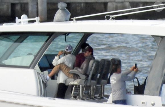 Ainsi, la grande famille va encore s'agrandir.

Anna Kournikova, enceinte, son compagnon Enrique Iglesias et leurs enfants, Lucy et Nicholas, 7 ans, et de leur petite sœur Mary, 5 ans, font une sortie en bateau à Miami, le 12 octobre 2025. 
©305SCHOCK / Bestimage