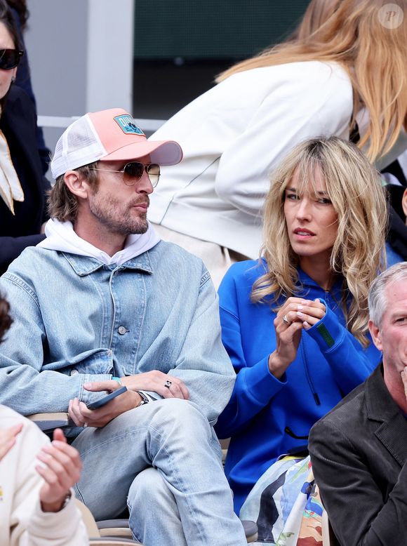 Philippe Lacheau et Elodie Fontan dans les tribunes lors des Internationaux de France de Tennis de Roland Garros 2025, à Paris, France, le 27 mai 2025. © Jacovides-Moreau/Bestimage