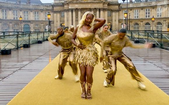 Aya Nakamura chante lors de la cérémonie d'ouverture des Jeux Olympiques (JO) de Paris 2024, à Paris, France, le 26 juillet 2024.