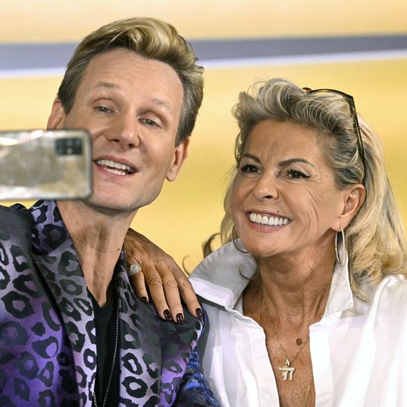 Mais François-Xavier Renou a tenu à tout démentir
Caroline Margeridon est à Bruxelles avec les acheteurs (Stéphane Vanhandenhoven, Aurore Morisse, Bernard Dumeige, Alexandra Morel, Glorian Kabongo, François-Xavier Renou, François Cases Bardina, Gérald Watelet (animateur) et Jérôme Duvillard (commissaire-priseur)) de l'émission belge "Affaire conclue" pour une vente aux enchères d'objets donnés à "Viva for Life" en Belgique le 29 octobre 2022. Photonews / Bestimage