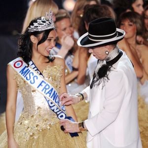 Miss Réunion Valérie Begue est couronnée Miss France 2008 par Mme Geneviève de Fontenay lors du concours Miss France 2008 qui s'est tenu au Kursaal de Dunkerque, France, le 8 décembre 2007. Photo par Nicolas Khayat/ABACAPRESS.COM