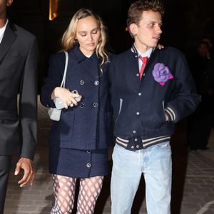 Lily-Rose Depp semble avoir retrouvé l'amour en serrant dans ses bras un homme mystérieux à la sortie de la soirée Chanel à Paris, France, vers 23 heures le 6 octobre 2025. Photo Aissaoui Nacer/Splash News/ABACAPRESS.COM