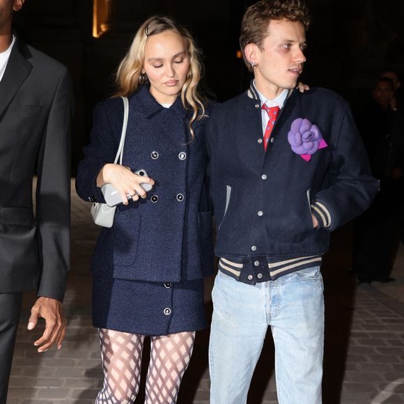 Lily-Rose Depp semble avoir retrouvé l'amour en serrant dans ses bras un homme mystérieux à la sortie de la soirée Chanel à Paris, France, vers 23 heures le 6 octobre 2025. Photo Aissaoui Nacer/Splash News/ABACAPRESS.COM