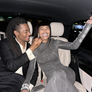 "Harold James participera à la direction artistique des campagnes publicitaires et à la conception de nouveaux produits, qui ne seront commercialisés que dans deux à trois ans", ont annoncé nos confrères de Vogue Business.

Tina Kunakey a posté plusieurs photos aux côtés d'Harold James en amont d'un événement organisé par la marque Tiffany and Co le 31 mars 2025 via Instagram ©tinakunakey