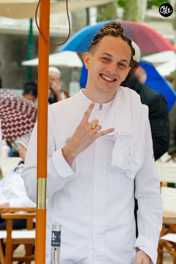 Pour terminer, deux desserts cacahuète-caramel ou citron, yuzu et passion sont proposés à 6,90 euros, complétant une offre pensée pour mêler street food et influences gastronomiques.

les Chefs à Saint-Tropez fêtent les producteurs 2025 - Les Chefs et les producteurs se retrouvent sur la place des Lices à Saint-Tropez, le 4 mai 2025. Le chef Danny Khezzar.. ©Jean-Marc Lhomer / Bestimage.