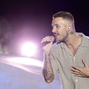 Si les patients retrouvent "une activité normale après plusieurs semaines", et qu'ils bénéficient habituellement d'un arrêt de travail de plusieurs jours, s'ils exercent une profession qui requiert des efforts physiques, M. Pokora, lui, n'a pas eu besoin de plus d'une semaine pour se remettre en selle !

Exclusif - Enregistrement de l'émission "L'humour à la plage" pour la 2e édition du festival de Juan les Pins à la pinède Gould le 27 juin 2025. © Bruno Bebert / Bestimage