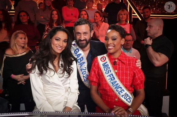 Exclusif - Cindy Fabre, directrice du concours national Miss France, Cyril Hanouna, Angélique Angarni-Filopon, miss France 2025 sur le plateau de l'émission "Touche pas à mon poste" (TPMP) diffusée en direct sur C8 le 17 décembre 2024.

© Jack Tribeca / Bestimage