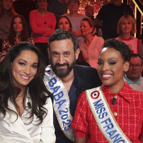 Exclusif - Cindy Fabre, directrice du concours national Miss France, Cyril Hanouna, Angélique Angarni-Filopon, miss France 2025 sur le plateau de l'émission "Touche pas à mon poste" (TPMP) diffusée en direct sur C8 le 17 décembre 2024.

© Jack Tribeca / Bestimage