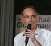 Il ne cache pas son intérêt pour Raphaël Glucksmann, qui vient de remporter la primaire de la gauche.

Réunion publique de Raphaël Glucksmann à Marseille, le 5 octobre 2026. 

Photo : PsnewZ / Bestimage