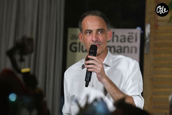 Il ne cache pas son intérêt pour Raphaël Glucksmann, qui vient de remporter la primaire de la gauche.

Réunion publique de Raphaël Glucksmann à Marseille, le 5 octobre 2026. 

Photo : PsnewZ / Bestimage