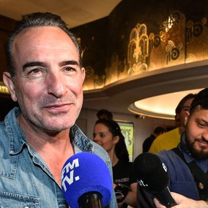 L'acteur français Jean Dujardin s'adresse à la presse après une séance de photos pour le film Brice de Nice au cinéma Grand Rex à Paris, le 6 avril 2025. Photo de Firas Abdullah/ABACAPRESS.COM