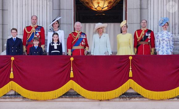 L'année dernière pourtant, elle se trouvait sur le fameux balcon du Buckingham Palace pour fêter cet événement aux côtés de sa famille.

Photo d'archives du 15/06/24 montrant (de gauche à droite) le prince George, le prince de Galles, le prince Louis, la princesse de Galles, la princesse Charlotte, le roi Charles III, la reine Camilla, la duchesse d'Édimbourg, le duc d'Édimbourg et Lady Louise Windsor sur le balcon du palais de Buckingham, à Londres, pour voir le défilé aérien après la cérémonie de la montée des couleurs dans le centre de Londres. La famille royale espère que "rien ne détournera l'attention" des célébrations du 80e anniversaire du jour de la Victoire en Europe après l'interview choc du duc de Sussex. Date d'édition : dimanche 4 mai 2025. ... Le 80e anniversaire du jour de la Victoire en Europe ... 03-05-2025 ... Londres ... UK ... Le crédit photo doit être lu comme suit : Jonathan Brady/PA Wire. Numéro de référence unique : 79980942 ... Voir l'article de l'AP sur le MEMORIAL VEDAY King. Le crédit photo doit être lu comme suit : Jonathan Brady/PA Wire
