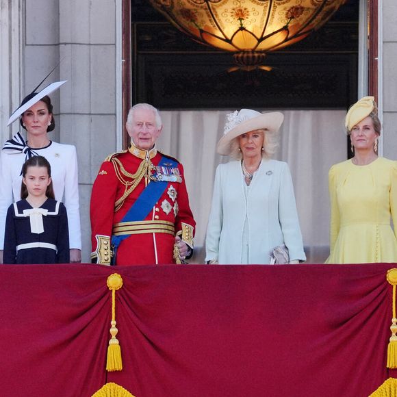 L'année dernière pourtant, elle se trouvait sur le fameux balcon du Buckingham Palace pour fêter cet événement aux côtés de sa famille.

Photo d'archives du 15/06/24 montrant (de gauche à droite) le prince George, le prince de Galles, le prince Louis, la princesse de Galles, la princesse Charlotte, le roi Charles III, la reine Camilla, la duchesse d'Édimbourg, le duc d'Édimbourg et Lady Louise Windsor sur le balcon du palais de Buckingham, à Londres, pour voir le défilé aérien après la cérémonie de la montée des couleurs dans le centre de Londres. La famille royale espère que "rien ne détournera l'attention" des célébrations du 80e anniversaire du jour de la Victoire en Europe après l'interview choc du duc de Sussex. Date d'édition : dimanche 4 mai 2025. ... Le 80e anniversaire du jour de la Victoire en Europe ... 03-05-2025 ... Londres ... UK ... Le crédit photo doit être lu comme suit : Jonathan Brady/PA Wire. Numéro de référence unique : 79980942 ... Voir l'article de l'AP sur le MEMORIAL VEDAY King. Le crédit photo doit être lu comme suit : Jonathan Brady/PA Wire
