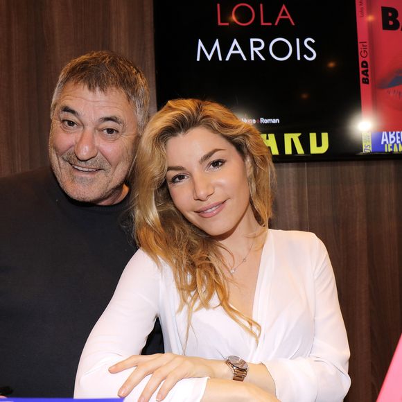 Il partage sa passion pour les arts avec sa sœur jumelle Bella, qui rêve de devenir comédienne.

Jean-Marie Bigard et son épouse Lola Marois Bigard - Salon du livre à la Porte de Versailles à Paris, le 18 mars 2018. © Cédric Perrin/Bestimage