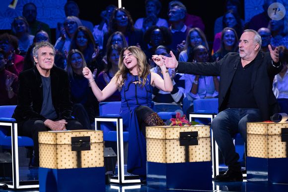 Exclusif - Julien Clerc, Julie Zenatti, Antoine Dulery lors de l'enregistrement de l'émission "La Boîte à secrets", présentée par F.Bollaert et diffusée le 2 janvier 2026 sur France 3, dans les studios du Lendit à Saint-Denis, France, le 1er décembre 2025. © Cyril Moreau/Bestimage