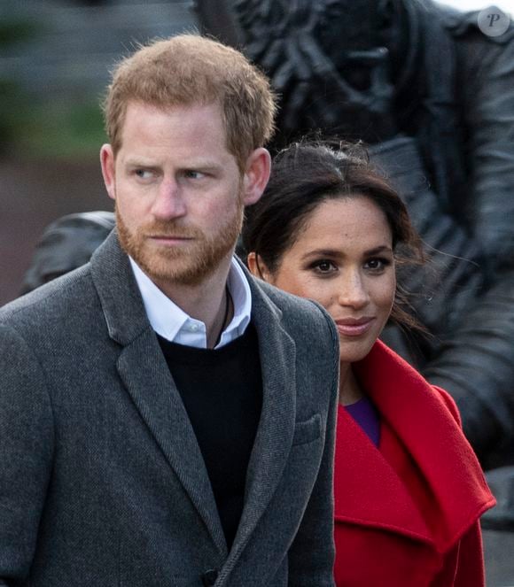 Le prince Harry, duc de Sussex,  et Meghan Markle, duchesse de Sussex (enceinte)  lors d'une visite à Birkenhead le 14 janvier 2019. Ils passent à Hamilton square devant la sculpture du poète Wilfred Owen à l'occasion du centenaire de sa mort. AGENCE / BESTIMAGE