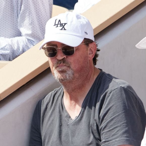 Matthew Perry en tribunes lors des Internationaux de France de tennis de Roland Garros 2023, à Paris, France, le 9 juin 2023.

© Jacovides-Moreau/Bestimage