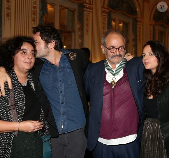 Emilie Chedid, le chanteur M (Matthieu Chedid), Louis Chedid, Anna Chedid - Audrey Azoulay a fait Commandeur de l'ordre des Arts et des Lettres, Louis Chedid dans le salon du Ministère à Paris, le 25 Octobre 2016. © Dominique Jacovides/Bestimage