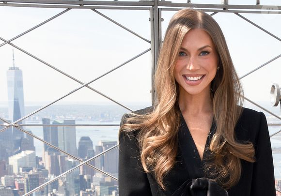 Stassi Schroeder visite l'Empire State Building pour célébrer la diffusion du premier épisode de la saison 2 de « Vanderpump Villa » sur Hulu, le 23 avril 2025 à New York. © GOFF  / BESTIMAGE