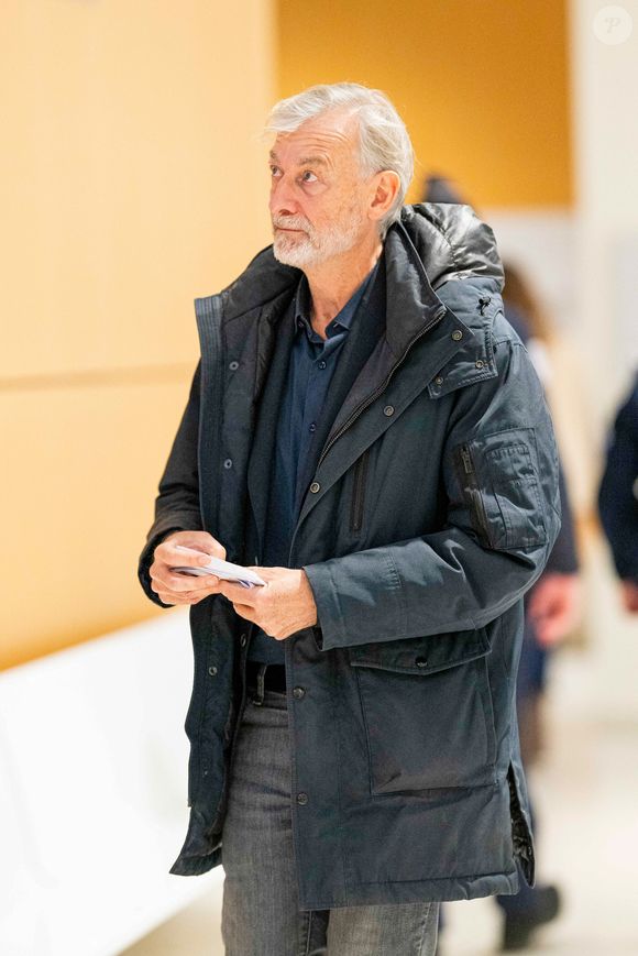 Gilles Verdez - Interruption de séance au tribunal correctionnel de Paris en marge du procès en diffamation entre Didier Deschamps et Daniel Riolo. Le procès en diffamation opposant Didier Deschamps à Daniel Riolo s'est ouvert le 20 novembre 2025 devant la XVIIe chambre du tribunal correctionnel de Paris : Didier Deschamps reproche à Daniel Riolo d'avoir qualifié de " menteur " à propos de la blessure de Karim Benzema lors de la coupe du monde de football en 2022. France, le 20 novembre 2025. Pierre Perusseau/Bestimage