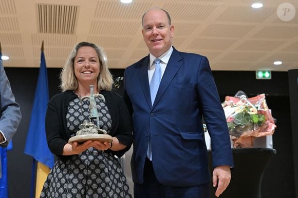 Exclusif - Le prince Albert II de Monaco était à Saint Jean Cap Ferrat, une commune côtière proche de Monaco, le 18 mai 2026, pour remettre officiellement à la navigatrice Alexia Barrier le trophée de personnalité du monde de la mer 2026 et célébrer les 2 ans de la Méduse des Voyageurs, une sculpture installée sur le port de Saint Jean réalisée par l'artiste Laurent Piazza et imaginée à partir d'objets en bronze collectés, au fil du temps, sous l'eau, par Eric Dulière, président fondateur d'Anao, l'aventure sous-marine !, une association qui forme à l'archéologie sous-marine et à la biologie marine et effectue des fouilles archéologiques régulièrement sur la Côte d'Azur. C'est le maire de Saint Jean Cap Ferrat, Jean-François Dieterich qui a accueilli le prince Albert et était entouré par Georges Marsan, le maire de Monaco, par Stéphane Cherki, le maire d'Eze, par Xavier Beck, le maire de Cap d'Ail, par la maire de Villefranche sur Mer, Robert Capelier et par le maire de Saint Paul de Vence, Jean-Pierre Camilla mais aussi des enfants de St-Jean, de l'école départementale de la mer, du collège Cocteau qui ont lu "la chartre de la Mer". Le prince Albert a pu aussi découvrir une sculpture monumentale phygital de l'artiste Cesare Catania, puis a signé un T-Shirt de l'association "L'Alpha de Victor" qui récolte des fonds pour la recherche médicale contre la fucosidose, une maladie rare qui touche les enfants et qui seraient moins de 200 dans le monde. Le trophée remis à la navigatrice Alexia Barrier a été lui aussi réalisé à base de matériaux trouvés en mer dans le même esprit que la Méduse des Voyageurs. © Bruno Bebert/Bestimage