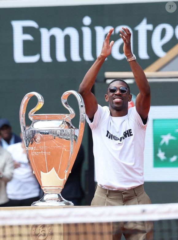 Ousmane Dembélé (PSG) présente le trophée de la Ligue des champions sur le court Philippe-Chatrier lors des internationaux de France de Tennis de Roland Garros 2025 (Jour 9), à Paris, France, le 2 juin 2025. © Jacovides-Moreau/Bestimage