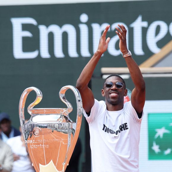 Ousmane Dembélé (PSG) présente le trophée de la Ligue des champions sur le court Philippe-Chatrier lors des internationaux de France de Tennis de Roland Garros 2025 (Jour 9), à Paris, France, le 2 juin 2025. © Jacovides-Moreau/Bestimage