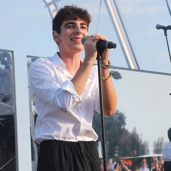 Exclusif - Léon Hesby, le fils de Patrick Bruel, se produit pour la première fois sur scène en France, au festival des Sables-d'Olonne, le 26 juin 2026. En première partie de Marine Delplace, gagnante de la Star Academy (S12), le jeune musicien de 20 ans a chanté un titre en anglais, remportant un franc succès, sous le regard de sa mère, Amanda Sthers. © Noël Carrier / Bestimage