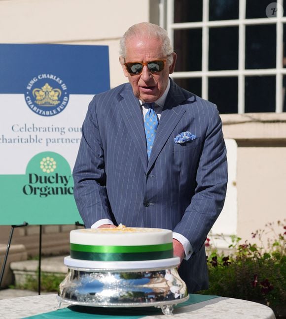 Le palais de Buckingham va-t-il devenir un lieu touristique ? 

Le roi Charles III coupe un gâteau - fait à partir d'ingrédients Duchy Organic - lors d'une réception pour le King Charles III Charitable Fund (KCCF), à Clarence House, Londres, pour les représentants d'organisations caritatives et d'organisations qui ont bénéficié du fonds via son partenariat avec Waitrose Duchy Organic.  30 septembre 2025. Photo by Yui Mok/PA Wire/ABACAPRESS.COM