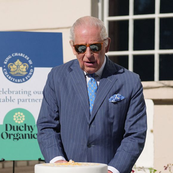 Le palais de Buckingham va-t-il devenir un lieu touristique ? 

Le roi Charles III coupe un gâteau - fait à partir d'ingrédients Duchy Organic - lors d'une réception pour le King Charles III Charitable Fund (KCCF), à Clarence House, Londres, pour les représentants d'organisations caritatives et d'organisations qui ont bénéficié du fonds via son partenariat avec Waitrose Duchy Organic.  30 septembre 2025. Photo by Yui Mok/PA Wire/ABACAPRESS.COM