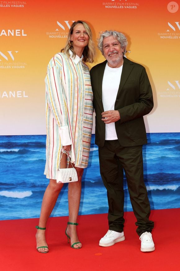 Alain Chabat et sa compagne Tiara Comte - Cérémonie d'ouverture du Biarritz Film Festival - Nouvelles Vagues 2024 au théâtre de la Gare du midi à Biarritz le 18 juin 2024. © Jean-Marc Lhomer/Bestimage