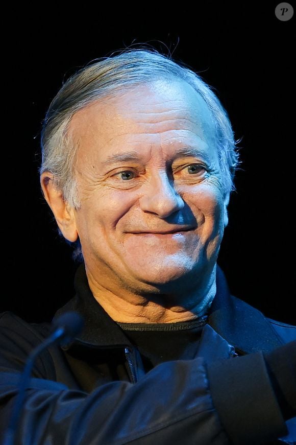 Francis Huster assiste à la remise du trophée APAJH 2022 au Carrousel du Louvre le 21 novembre 2022 à Paris, France. Photo by Nasser Berzane/ABACAPRESS.COM