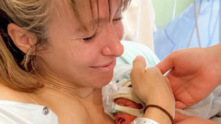 Un bébé de moins d'un kilo né très en avance… Une aventurière de Koh-Lanta maman pour la troisième fois : "Elle ne bougeait plus vraiment"