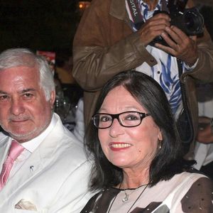 Au fil des années, Nana Mouskouri a dû faire ses adieux à Jean-Claude Brialy, ses mentors Manos Hatzidakis, Nikos Gatsos, Harry Belafonte et Quincy Jones.

L'acteur français Jean-Claude Brialy et la chanteuse grecque Nana Mouskouri lors d'un dîner de charité organisé par Marisa Pavan (l'ex-femme de Jean-Pierre Aumont) pour l'URMA (recherche sur la maladie d'Alzheimer) à l'hôtel 'Byblos' à Saint-Tropez, France le 13 juillet 2005. Photo by Benoit Pinguet/ABACAPRESS.COM