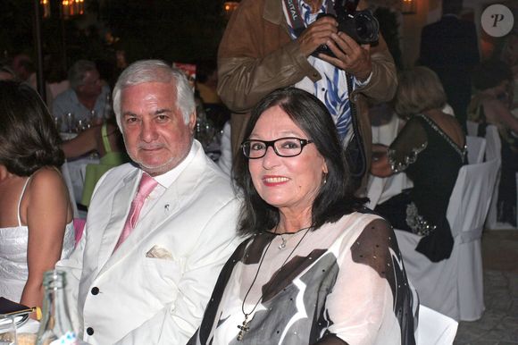 Au fil des années, Nana Mouskouri a dû faire ses adieux à Jean-Claude Brialy, ses mentors Manos Hatzidakis, Nikos Gatsos, Harry Belafonte et Quincy Jones.

L'acteur français Jean-Claude Brialy et la chanteuse grecque Nana Mouskouri lors d'un dîner de charité organisé par Marisa Pavan (l'ex-femme de Jean-Pierre Aumont) pour l'URMA (recherche sur la maladie d'Alzheimer) à l'hôtel 'Byblos' à Saint-Tropez, France le 13 juillet 2005. Photo by Benoit Pinguet/ABACAPRESS.COM