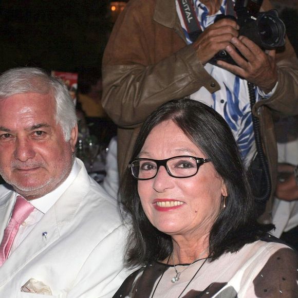 Au fil des années, Nana Mouskouri a dû faire ses adieux à Jean-Claude Brialy, ses mentors Manos Hatzidakis, Nikos Gatsos, Harry Belafonte et Quincy Jones.

L'acteur français Jean-Claude Brialy et la chanteuse grecque Nana Mouskouri lors d'un dîner de charité organisé par Marisa Pavan (l'ex-femme de Jean-Pierre Aumont) pour l'URMA (recherche sur la maladie d'Alzheimer) à l'hôtel 'Byblos' à Saint-Tropez, France le 13 juillet 2005. Photo by Benoit Pinguet/ABACAPRESS.COM