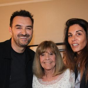 Exclusif - Cyril Lignac et sa compagne Déborah avec Chantal Goya - Personnalités au spectacle de Chantal Goya "50 ans d'amour" au palais des Congrès à Paris le 25 mai 2025.

© Philippe Baldini / Bestimage