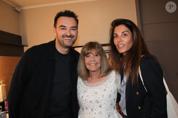 Exclusif - Cyril Lignac et sa compagne Déborah avec Chantal Goya - Personnalités au spectacle de Chantal Goya "50 ans d'amour" au palais des Congrès à Paris le 25 mai 2025.

© Philippe Baldini / Bestimage
