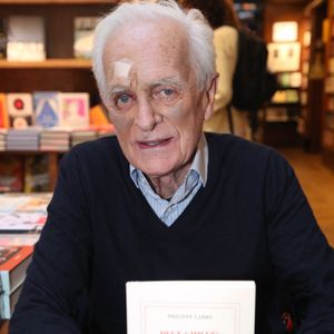 Exclusif - Philippe Labro, blessé après une lourde chute à Europe 1, dédicace son livre « Deux gimlets sur la 5ᵉ Avenue » à la Librairie Galignani à Paris, France, le 5 Octobre 2024. 

© Bertrand Rindoff / Bestimage