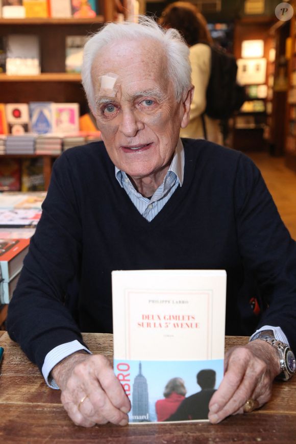 Exclusif - Philippe Labro, blessé après une lourde chute à Europe 1, dédicace son livre « Deux gimlets sur la 5ᵉ Avenue » à la Librairie Galignani à Paris, France, le 5 Octobre 2024. 

© Bertrand Rindoff / Bestimage