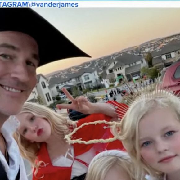 Pour l'occasion, sa fille aîné Olivia lui a fait une surprise en interprétant la chanson du générique de "Dawson" sur scène

James Van Der Beek s'affiche aux côtés de ses enfants sur Instagram en 2024.
© Backgrid UK/ Bestimage